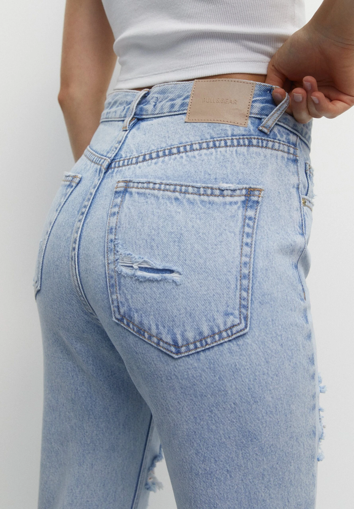 PULL & BEAR Ripped Mom - Straight Leg Jeans - Light Blue Denim - Afbeelding 5