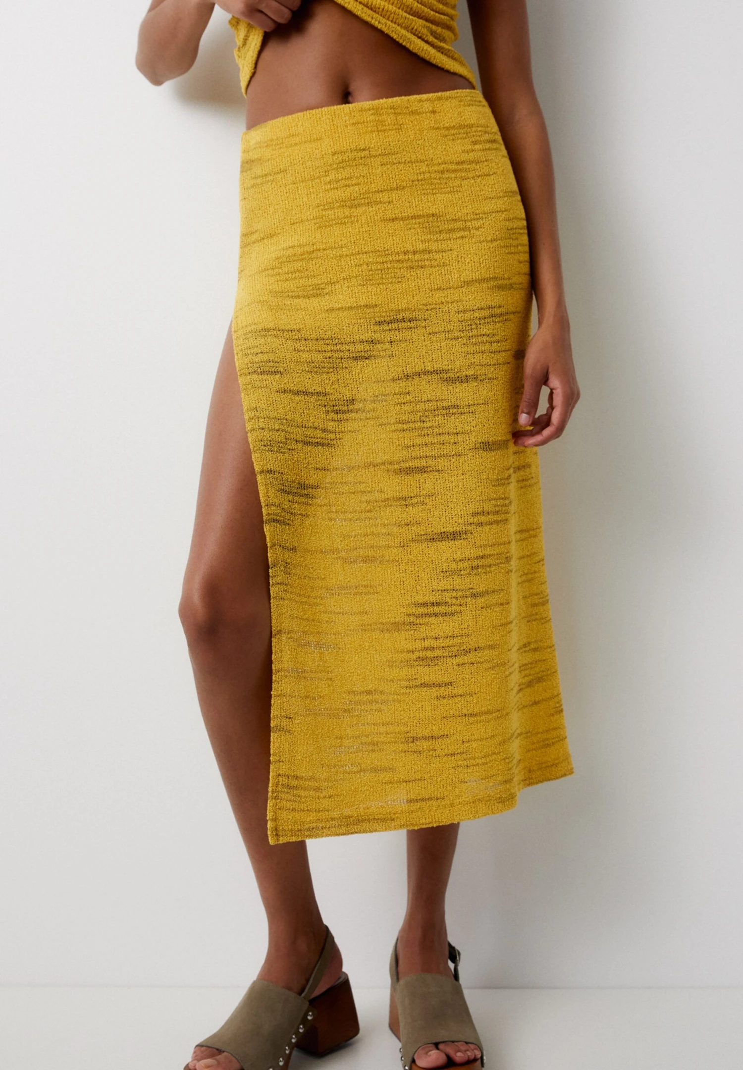 PULL & BEAR Midi - A-Lijn Rok - Yellow