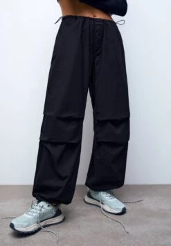 PULL & BEAR Loose-Fit Parachute- Broek - Black