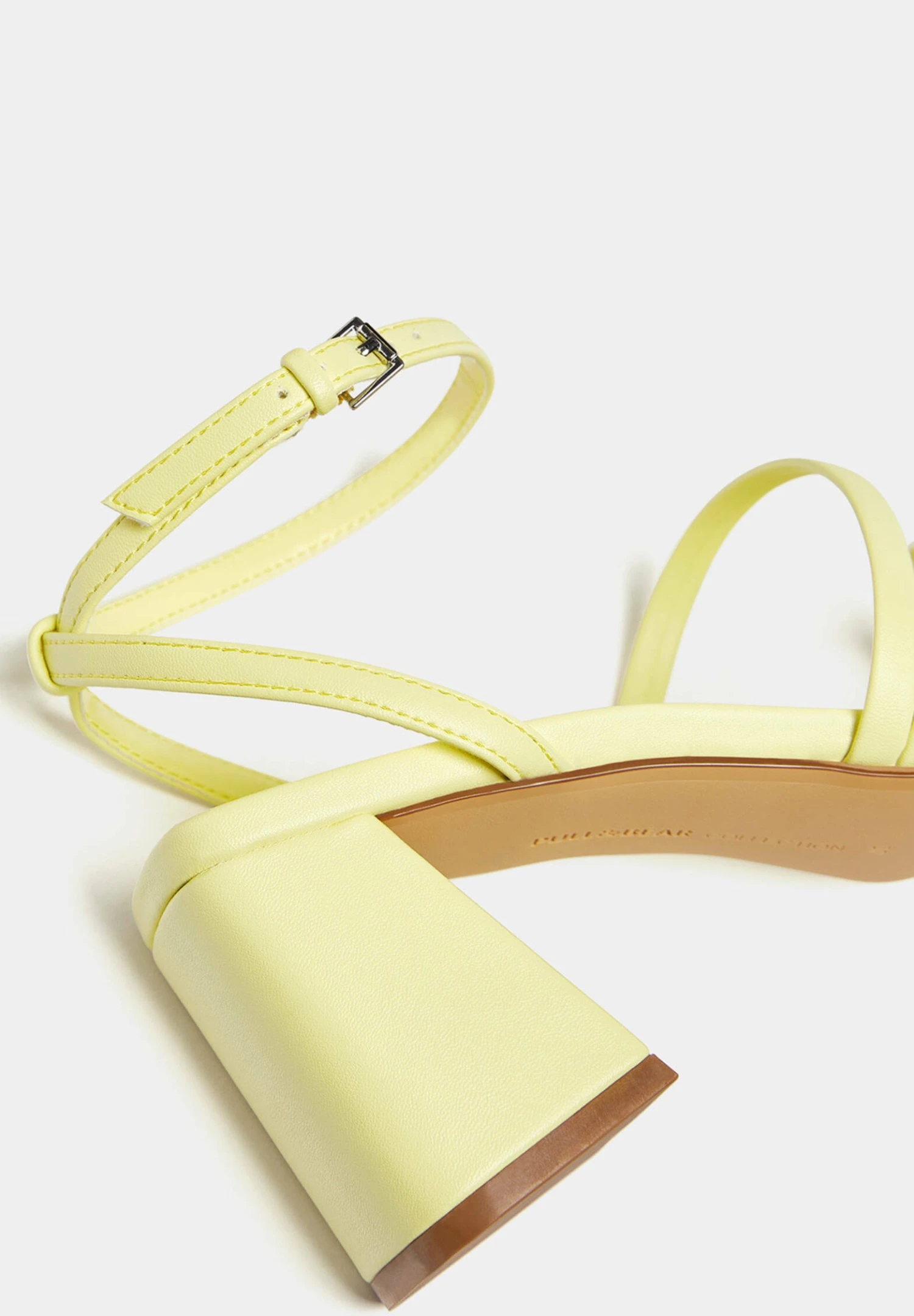 PULL & BEAR Mit Absatz Und Riemchen - Sandalen - Yellow - Afbeelding 4