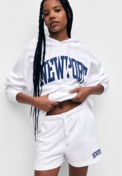 PULL & BEAR Newport Varsity Bermuda- Shorts - White