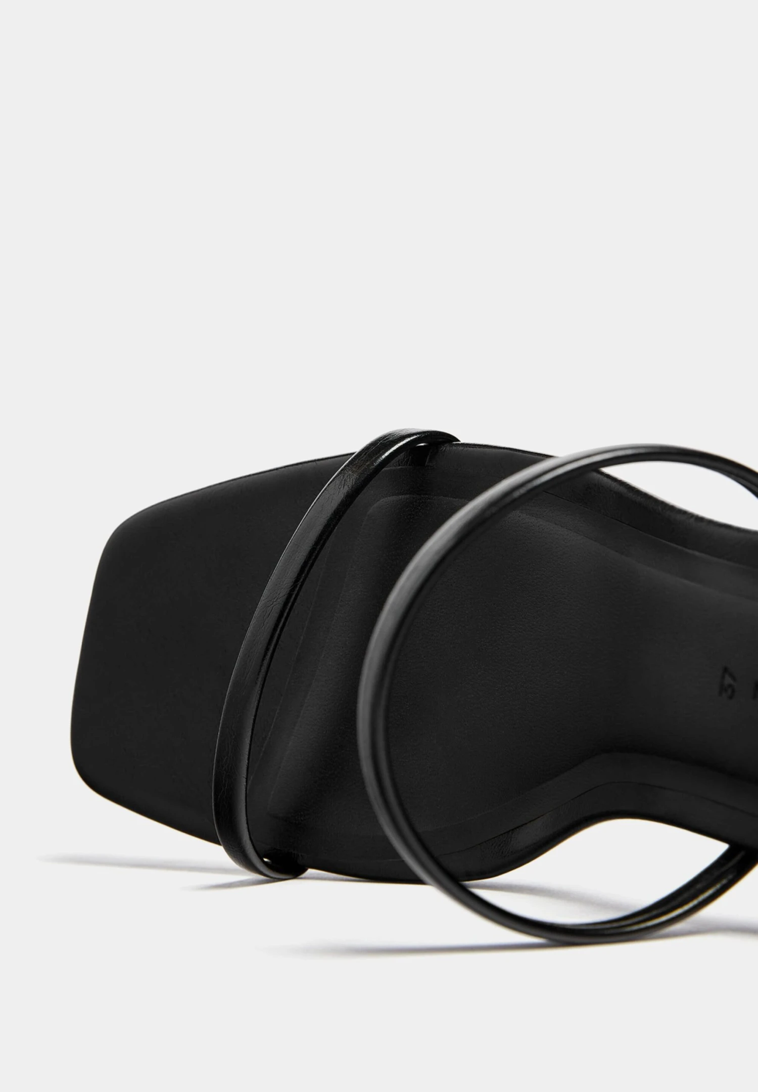 PULL & BEAR With Straps - Muiltjes Met Hak - Black - Afbeelding 5