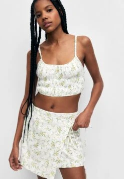 PULL & BEAR Floral Print- A-Lijn Rok - White