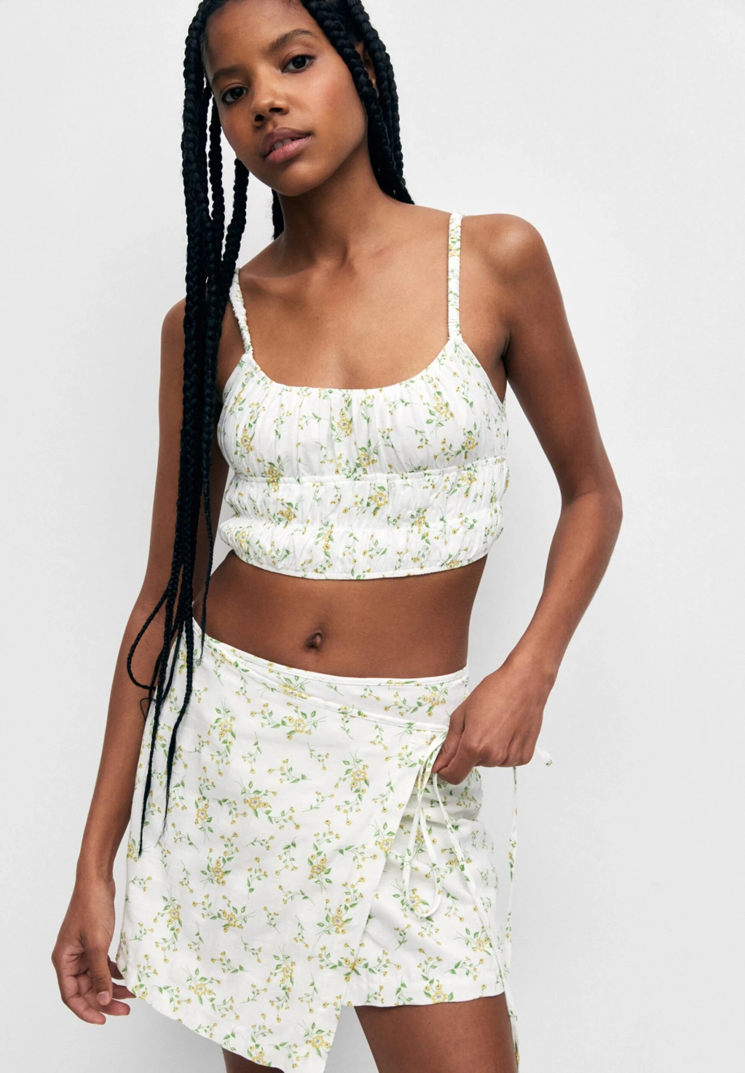 PULL & BEAR Floral Print- A-Lijn Rok - White