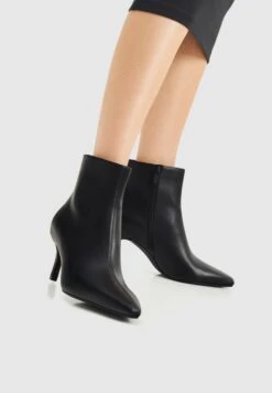 PULL & BEAR With Pointed Toe - Korte Laarzen - Black