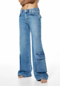 PULL & BEAR Low Rise- Flared Jeans - Blue Denim
