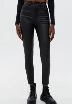 PULL & BEAR Coated Skinny Trousers - Broek - Black